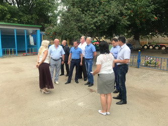Депутаты осмотрели ход работ по ремонту кровли на объектах социальной сферы Волжского района 